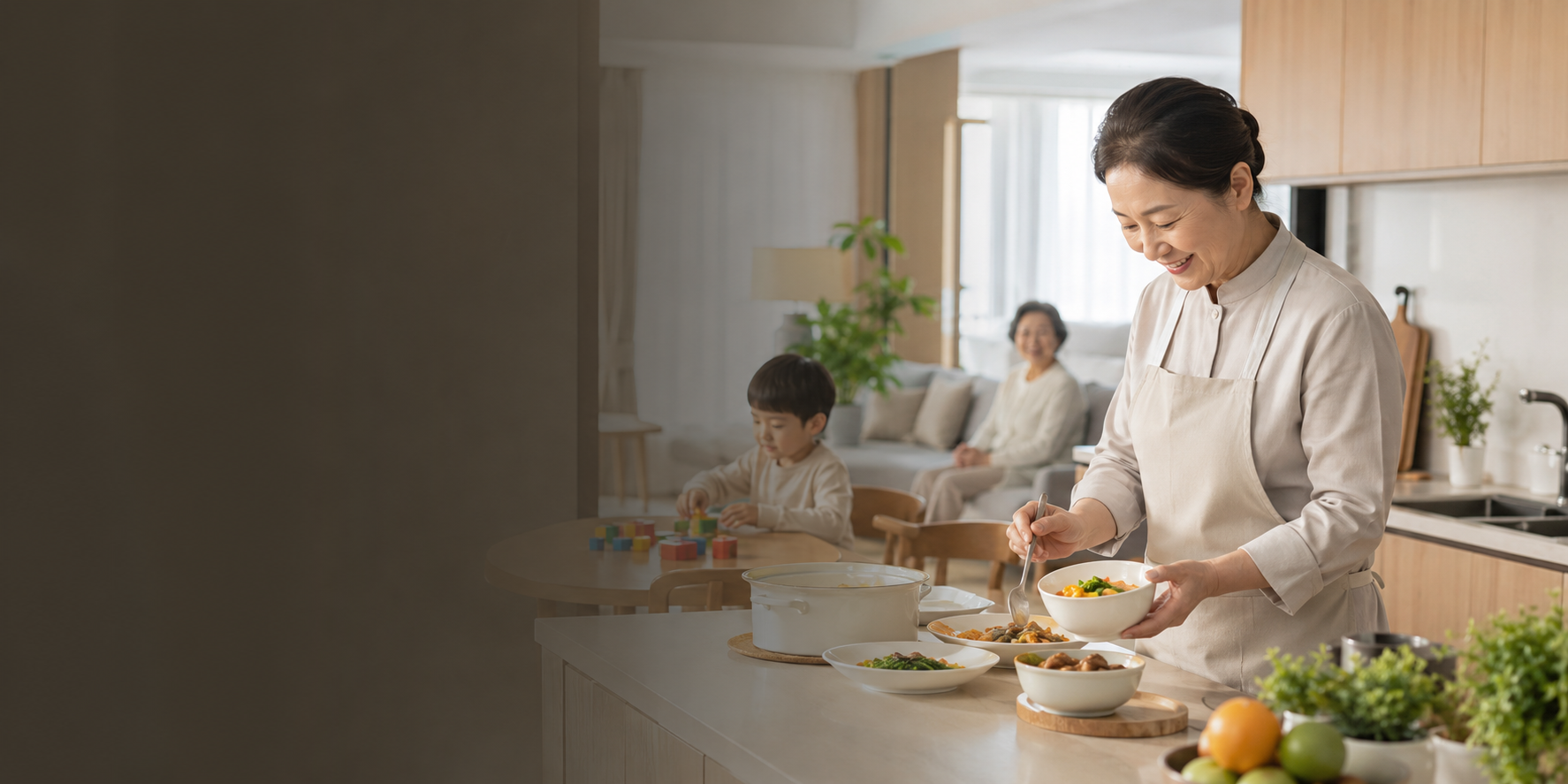 住家保姆在厨房准备家庭餐食，客厅中有老人和儿童