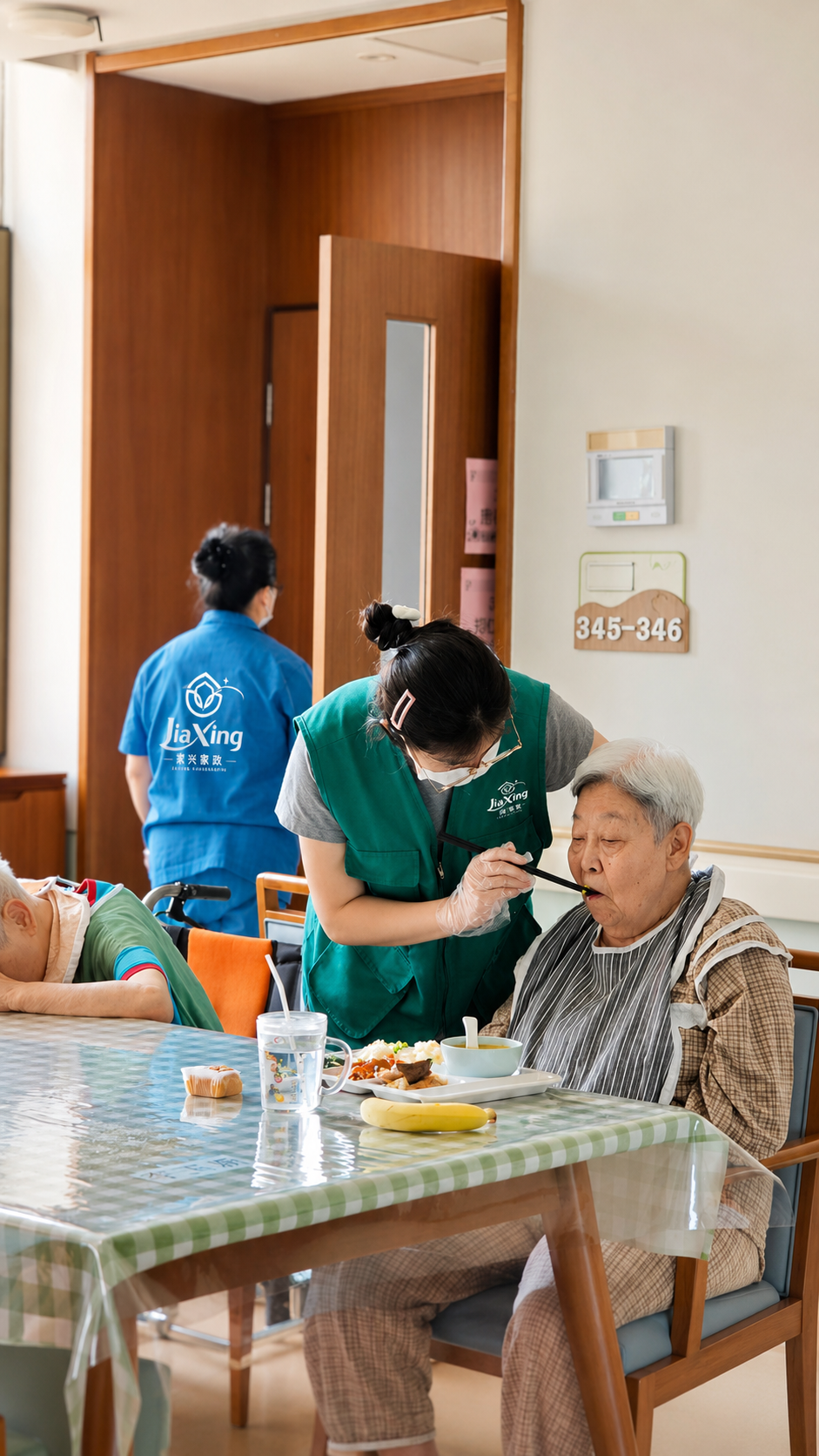 家兴长期照护师为长者进行进餐照护