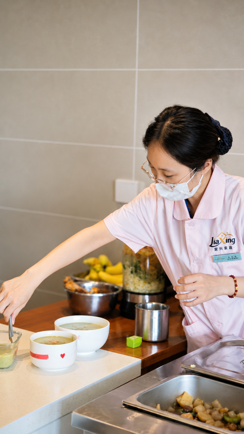 养老护理员为长者准备适老餐食